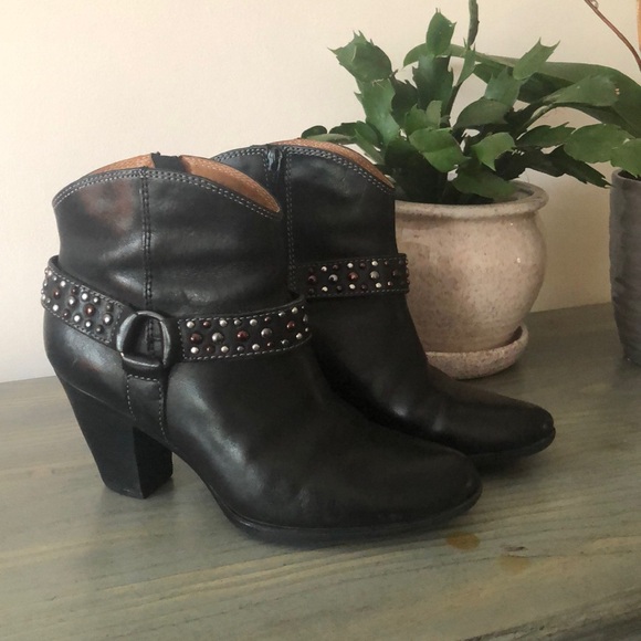EUC Sofft Noreen Western Cowboy Black Leather Heeled Ankle Boots Size 6.5M - Picture 4 of 16